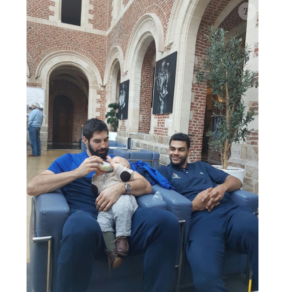 Nikola Karabatic avec son fils Alek et son co-équipier Adrien Dipanda. Photo postée sur Instagram. Janvier 2017.