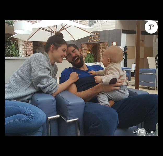Nikola Karabatic avec son fils Alek et sa compagne Géraldine. Photo postée sur Instagram. Janvier 2017.