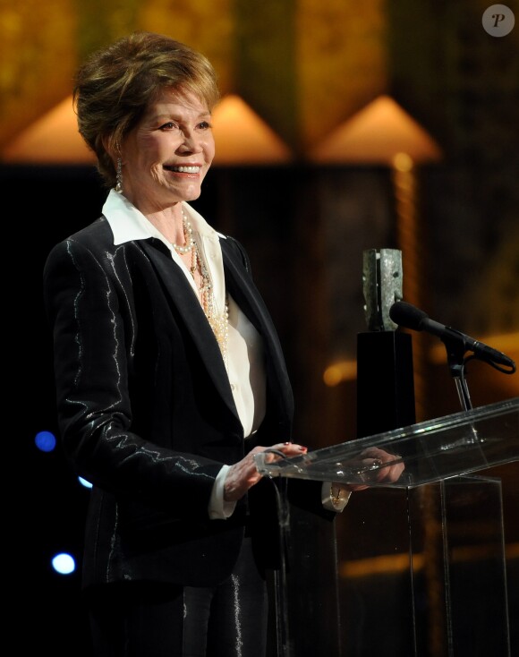 Mary Tyler Moore reçoit un prix pour sa carrière lors de la 18e cérémonie des Screen Actors Guild Awards, à Los Angeles le 29 janvier 2012.