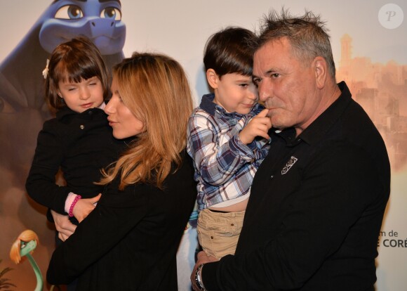Jean-Marie Bigard avec sa femme Lola Marois et leurs enfants Jules et Bella à l'avant-première du film "Sahara" à l'UGC Ciné Cité Bercy à Paris, le 29 janvier 2017.