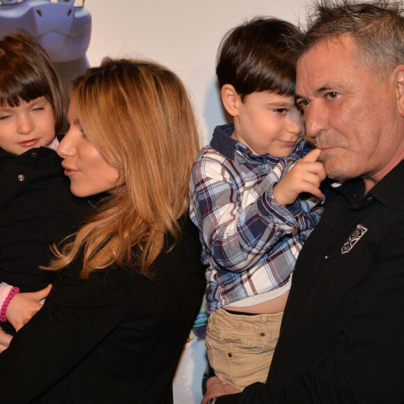 Jean-Marie Bigard avec sa femme Lola Marois et leurs enfants Jules et Bella à l'avant-première du film "Sahara" à l'UGC Ciné Cité Bercy à Paris, le 29 janvier 2017.