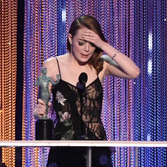 Emma Stone reçoit le prix de la meilleure actrice pour La La Land lors des Screen Actors Guild Awards, Los Angeles, le 29 janvier 2017.