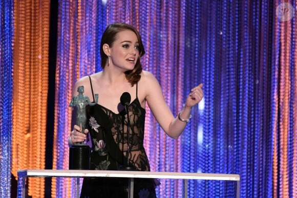 Emma Stone reçoit le prix de la meilleure actrice pour La La Land lors des Screen Actors Guild Awards, Los Angeles, le 29 janvier 2017.