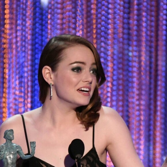 Emma Stone reçoit le prix de la meilleure actrice pour La La Land lors des Screen Actors Guild Awards, Los Angeles, le 29 janvier 2017.