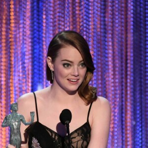 Emma Stone reçoit le prix de la meilleure actrice pour La La Land lors des Screen Actors Guild Awards, Los Angeles, le 29 janvier 2017.