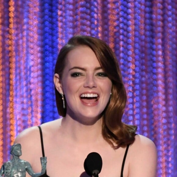 Emma Stone reçoit le prix de la meilleure actrice pour La La Land lors des Screen Actors Guild Awards, Los Angeles, le 29 janvier 2017.