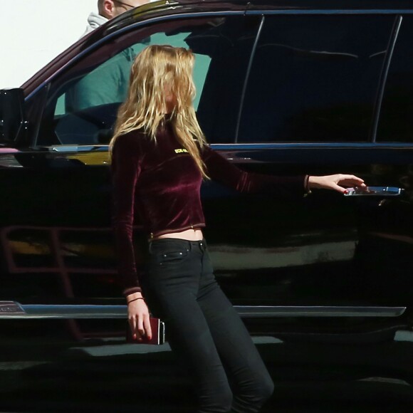 Exclusif - Kristen Stewart et sa petite amie Stella Maxwell font des courses dans un magasin d'alcool à Los Angeles, le 29 janvier 2017