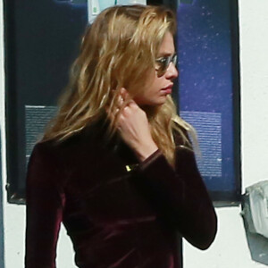 Exclusif - Kristen Stewart et sa petite amie Stella Maxwell font des courses dans un magasin d'alcool à Los Angeles, le 29 janvier 2017