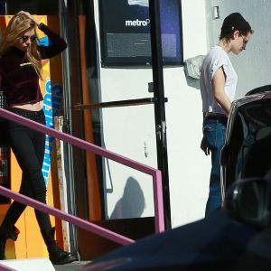 Exclusif - Kristen Stewart et sa petite amie Stella Maxwell font des courses dans un magasin d'alcool à Los Angeles, le 29 janvier 2017