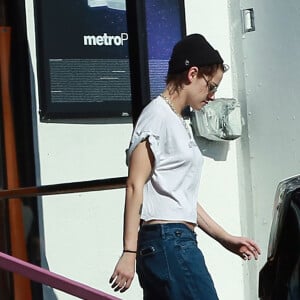 Exclusif - Kristen Stewart et sa petite amie Stella Maxwell font des courses dans un magasin d'alcool à Los Angeles, le 29 janvier 2017