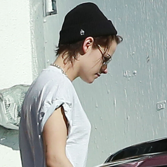 Exclusif - Kristen Stewart et sa petite amie Stella Maxwell font des courses dans un magasin d'alcool à Los Angeles, le 29 janvier 2017