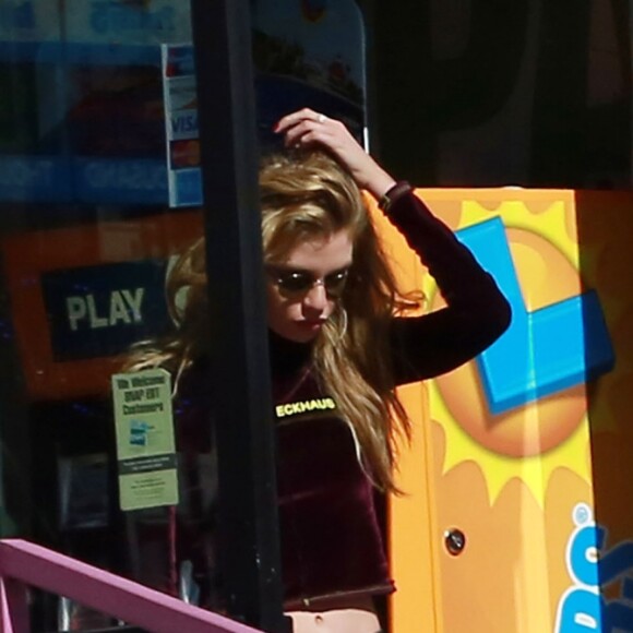 Exclusif - Kristen Stewart et sa petite amie Stella Maxwell font des courses dans un magasin d'alcool à Los Angeles, le 29 janvier 2017