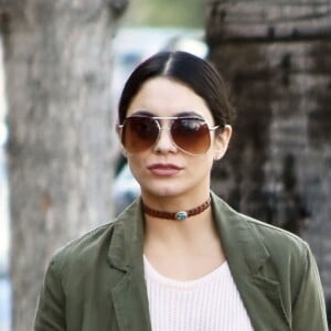 Exclusif - Vanessa Hudgens et sa soeur Stella font du shopping dans les rues de Studio City, le 24 janvier 2017