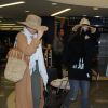 Exclusif - Vanessa Hudgens et sa soeur Stella se cachent des photographes à l'aéroport LAX de Los Angeles le 7 janvier 2017.