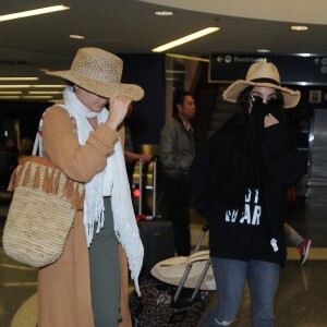 Exclusif - Vanessa Hudgens et sa soeur Stella se cachent des photographes à l'aéroport LAX de Los Angeles le 7 janvier 2017.