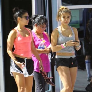 Vanessa Hudgens a la sortie de son cours de gym avec sa mere Gina et sa soeur Stella a Studio City, le 1er Octobre 2012