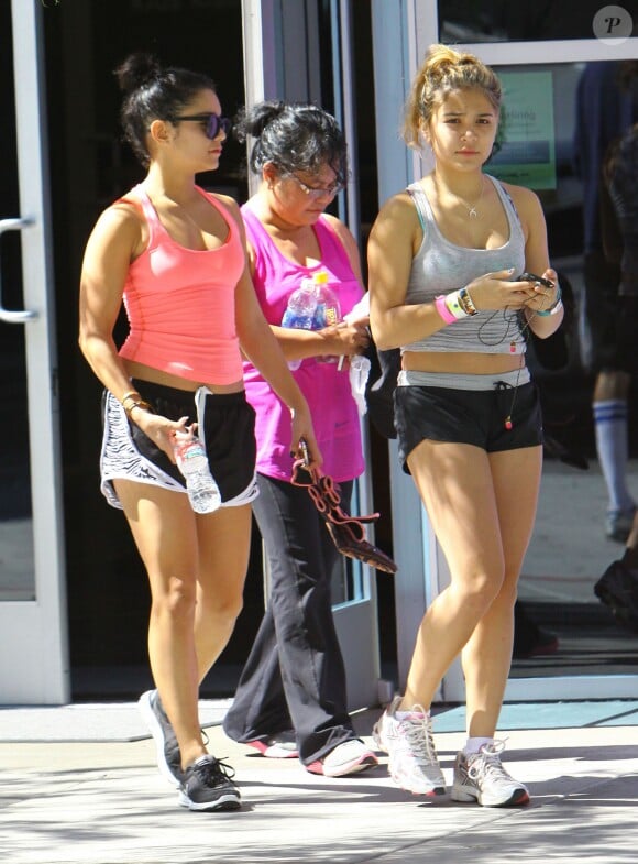 Vanessa Hudgens a la sortie de son cours de gym avec sa mere Gina et sa soeur Stella a Studio City, le 1er Octobre 2012