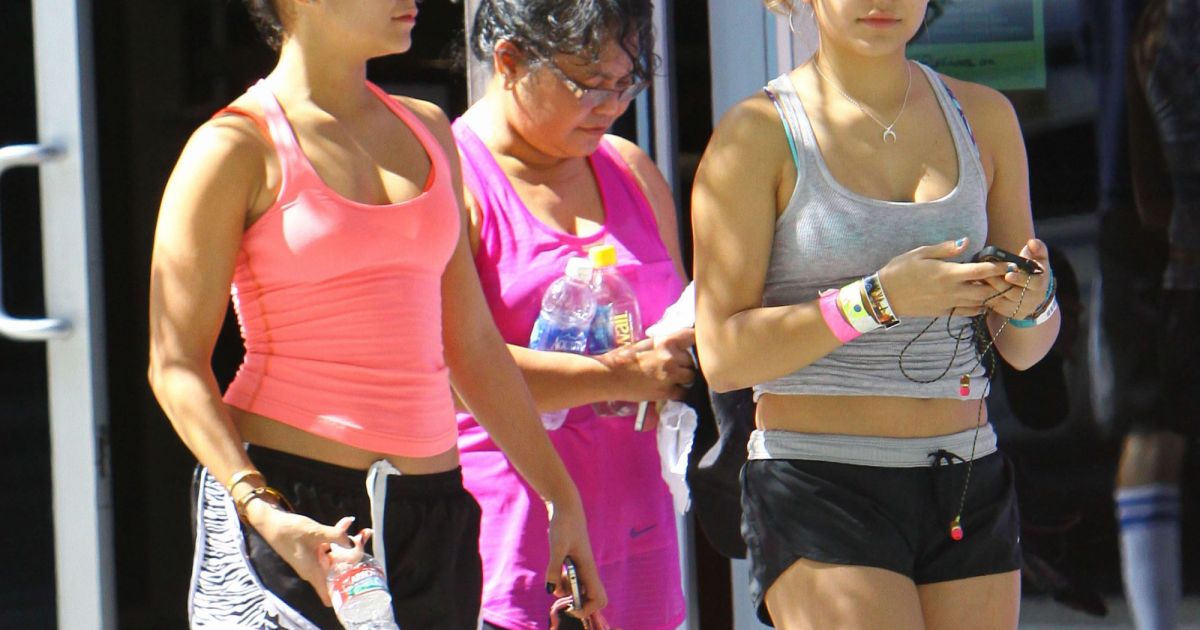 Vanessa Hudgens A La Sortie De Son Cours De Gym Avec Sa Mere Gina Et Sa