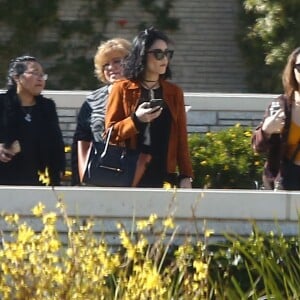 Vanessa Hudgens et sa soeur Stella se rendent sur la tombe de leur père au cimetière de Glendale, le 2 février 2016. Elles sont en compagnie de leur mère, Gina.