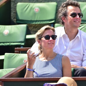 Anne-Sophie Lapix et son mari Arthur Sadoun - People dans les tribunes lors de la demi-finale des Internationaux de tennis de Roland-Garros à Paris, le 5 juin 2015.