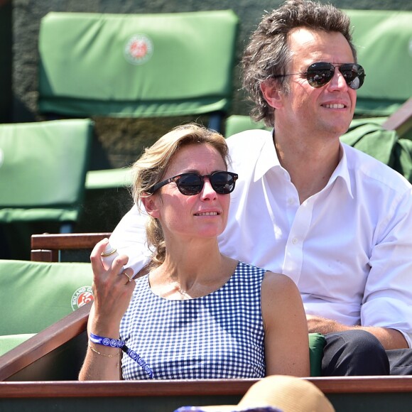 Anne-Sophie Lapix et son mari Arthur Sadoun - People dans les tribunes lors de la demi-finale des Internationaux de tennis de Roland-Garros à Paris, le 5 juin 2015.