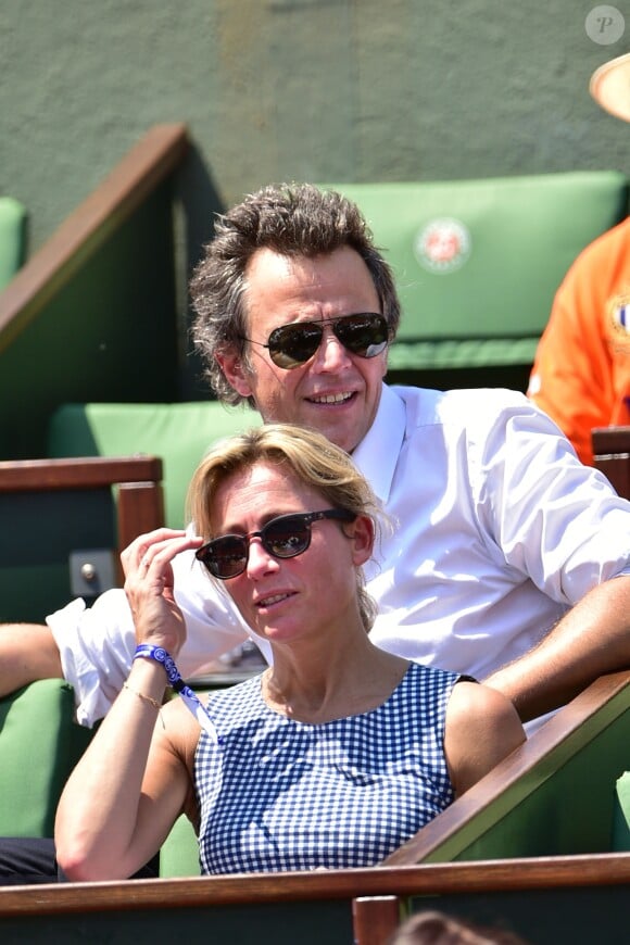 Anne-Sophie Lapix et son mari Arthur Sadoun - People dans les tribunes lors de la demi-finale des Internationaux de tennis de Roland-Garros à Paris, le 5 juin 2015.