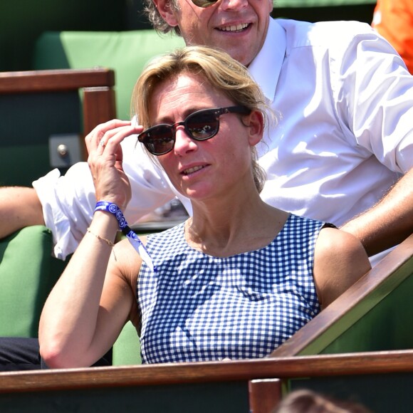 Anne-Sophie Lapix et son mari Arthur Sadoun - People dans les tribunes lors de la demi-finale des Internationaux de tennis de Roland-Garros à Paris, le 5 juin 2015.
