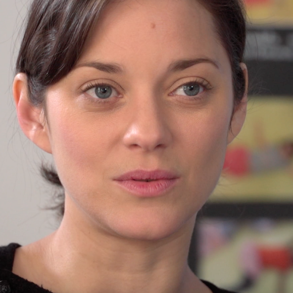 Marion Cotillard dans le making-of de Rock'n Roll. (capture d'écran)