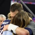 Le quarterback Tom Brady (New England Patriots) fête son triomphe avec sa femme Gisele Bundchen lors de la finale du Super Bowl au NRG Stadium, Houston TX, le 5 février 2017.