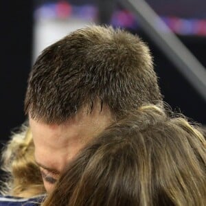 Le quarterback Tom Brady (New England Patriots) fête son triomphe avec sa femme Gisele Bundchen lors de la finale du Super Bowl au NRG Stadium, Houston TX, le 5 février 2017.