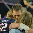 Le quarterback Tom Brady (New England Patriots) fête son triomphe avec sa femme Gisele Bundchen lors de la finale du Super Bowl au NRG Stadium, Houston TX, le 5 février 2017.