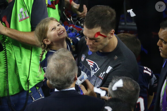 Vivian Lake Brady tout sourire avec son père Tom Brady lors de la finale du Super Bowl au NRG Stadium, Houston TX, le 5 février 2017.