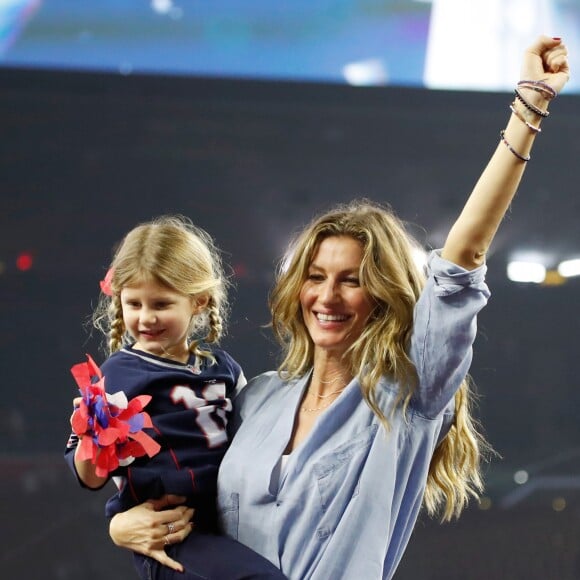 Gisele Bundchen avec sa fille Vivian Lake Brady lors de la finale du Super Bowl au NRG Stadium, Houston TX, le 5 février 2017.