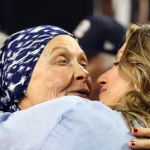 Gisele Bündchen avec Galynn Brady, la mère de Tom, lors de la finale du Super Bowl au NRG Stadium, Houston TX, le 5 février 2017.