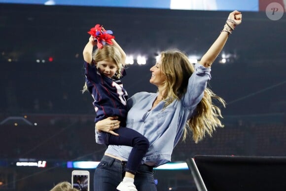 Gisele Bundchen avec sa fille Vivian Lake Brady lors de la finale du Super Bowl au NRG Stadium, Houston TX, le 5 février 2017.
