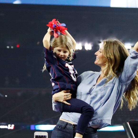 Gisele Bundchen avec sa fille Vivian Lake Brady lors de la finale du Super Bowl au NRG Stadium, Houston TX, le 5 février 2017.