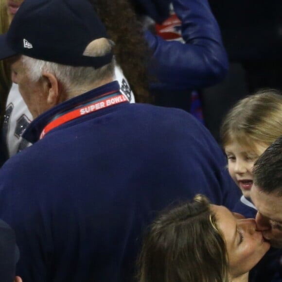 Le quarterback Tom Brady (New England Patriots) fête son triomphe avec sa femme Gisele Bundchen lors de la finale du Super Bowl au NRG Stadium, Houston TX, le 5 février 2017.