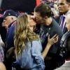 Le quarterback Tom Brady (New England Patriots) fête son triomphe avec sa femme Gisele Bundchen lors de la finale du Super Bowl au NRG Stadium, Houston TX, le 5 février 2017.
