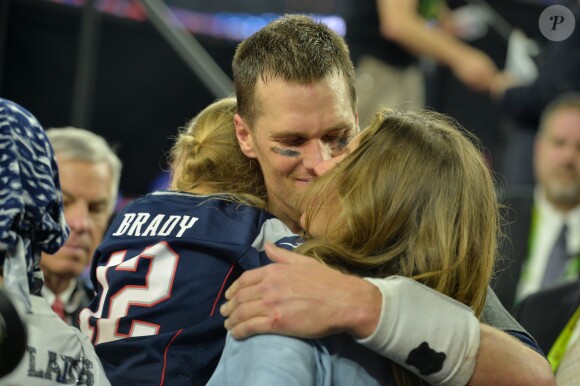 Tom Brady dans les bras de sa femme Gisele Bundchen et de sa fille lors de la finale du Super Bowl au NRG Stadium, Houston TX, le 5 février 2017.