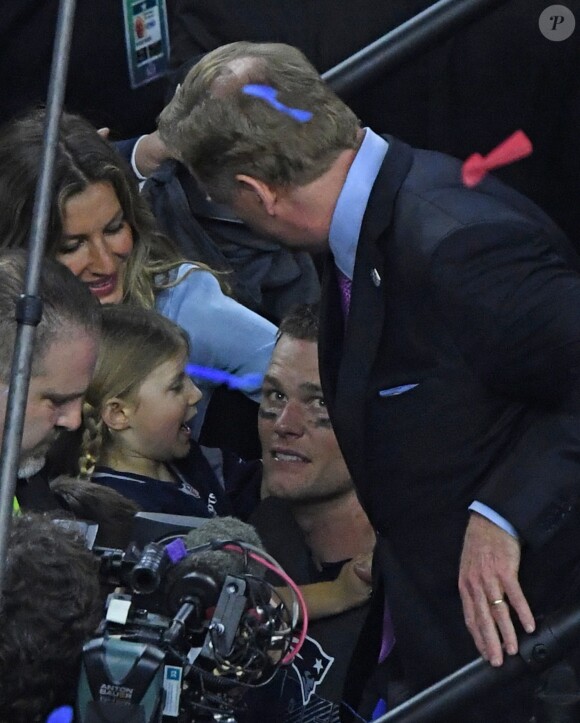 Tom Brady avec sa fille et sa femme Gisele Bündchen lors de la finale du Super Bowl au NRG Stadium, Houston TX, le 5 février 2017.