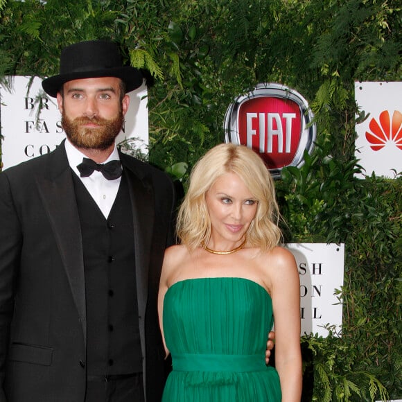 Kylie Minogue et son compagnon Joshua Sasse à la Soirée "One For The Boys Charity Ball" à Londres le 12 juin 2016