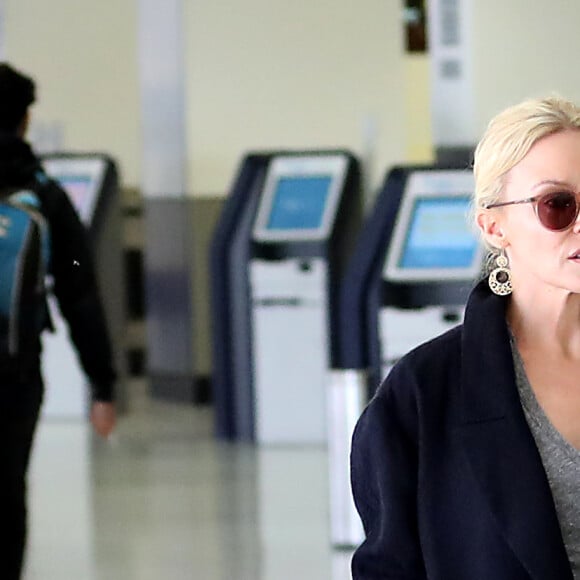 Exclusif - Kylie Minogue arrive à l'aéroport de Sydney pour prendre l’avion, le 24 novembre 2016