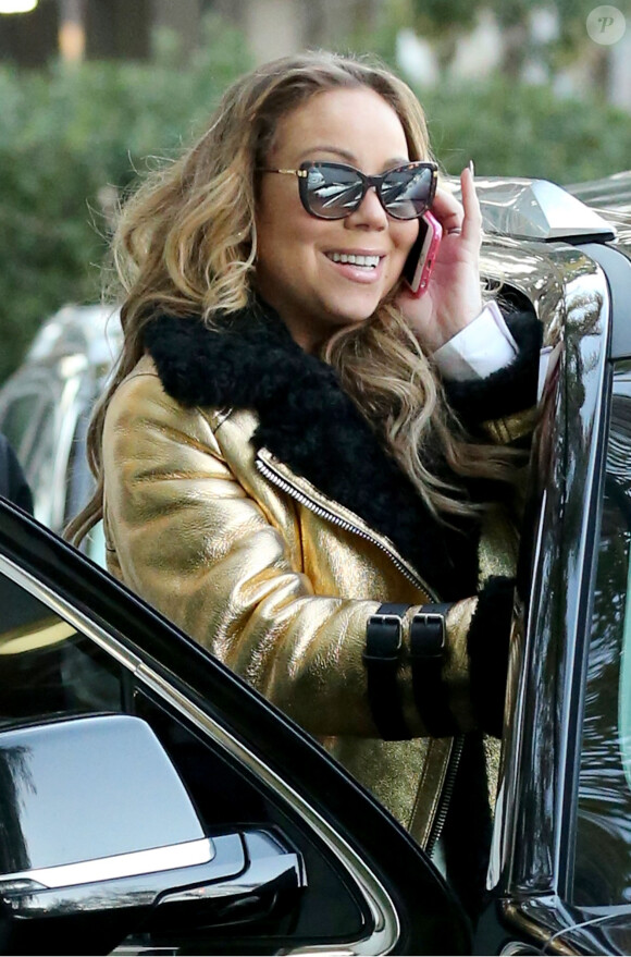 Mariah Carey, accompagnée de son compagnon Bryan Tanaka, emmène ses enfants Moroccan et Monroe Cannon à leur cours de gym à Los Angeles. Elle porte un écusson XXL en forme de chat sur son jean! Le 26 janvier 2017