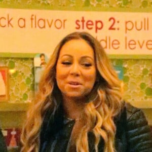 Mariah Carey achète des yaourts glacés avec ses enfants et son compagnon B.Tanaka à Los Angeles le 25 janvier 2017.