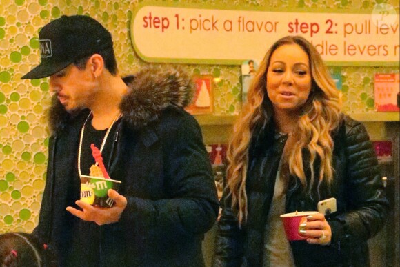 Mariah Carey achète des yaourts glacés avec ses enfants et son compagnon B.Tanaka à Los Angeles le 25 janvier 2017.