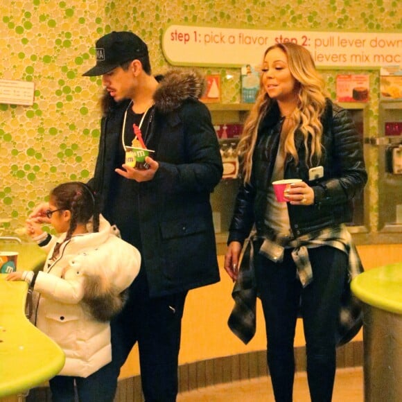 Bryan Tanaka et Monroe Cannon - Mariah Carey achète des yaourts glacés avec ses enfants et son compagnon B.Tanaka à Los Angeles le 25 janvier 2017.