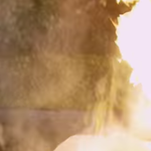 Mariah Carey mettant sa robe de mariée en feu dans le clip "I Don't", publié le 3 février 2017