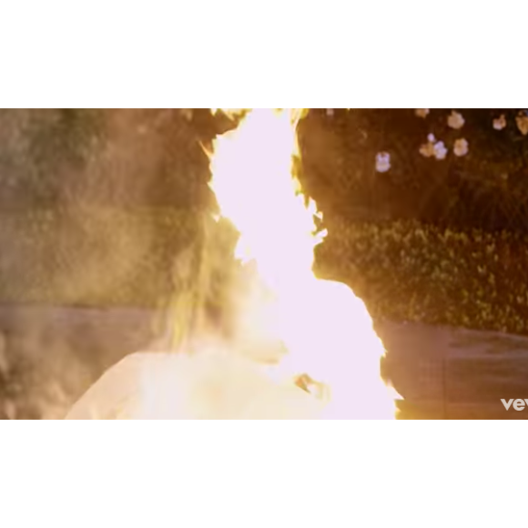 Mariah Carey mettant sa robe de mariée en feu dans le clip "I Don't", publié le 3 février 2017