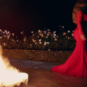 Mariah Carey mettant sa robe de mariée en feu dans le clip "I Don't", publié le 3 février 2017