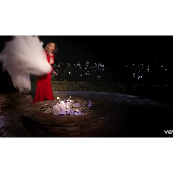 Mariah Carey mettant sa robe de mariée en feu dans le clip "I Don't", publié le 3 février 2017